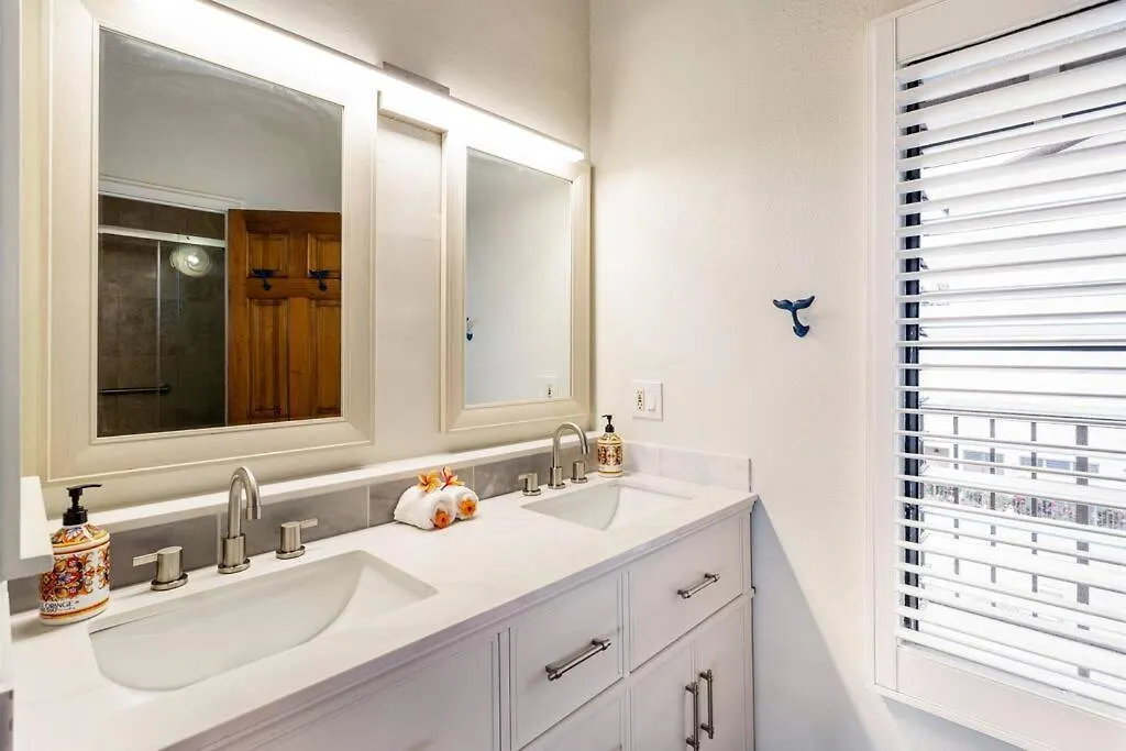 3Br Penthouse- Ocean Views, Lanais, Acs, Hot Tub, Pool, Sauna, Steps To Beach Kihei